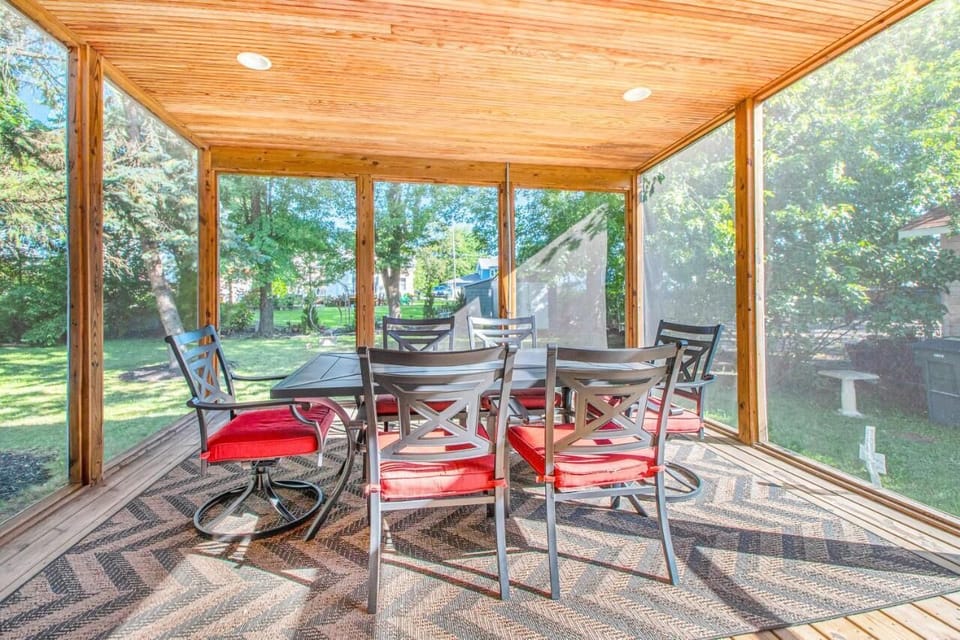 Great screened in porch, grill nearby