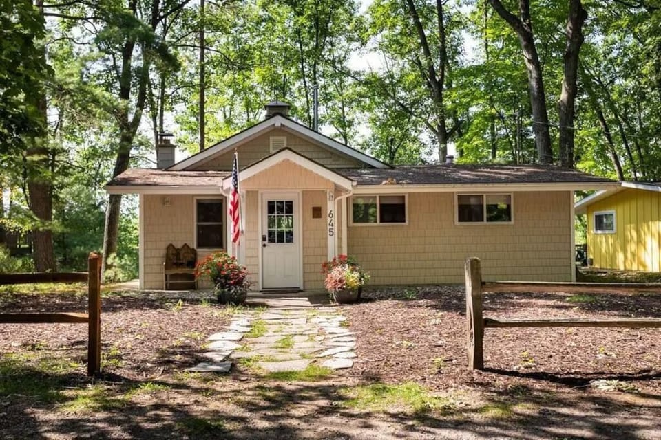 Discover tranquility in our serene lake house, nestled among lush trees by Spider Lake. With 3 bedrooms and space for 6, it's a haven of natural beauty. Enjoy the spacious deck for indoor/outdoor living. Your peaceful retreat awaits!
