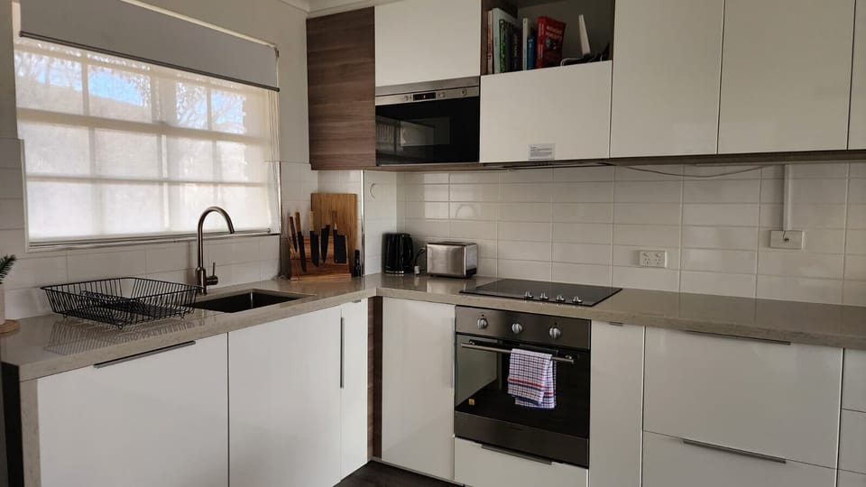 Absolutely clean dining area and kitchen.