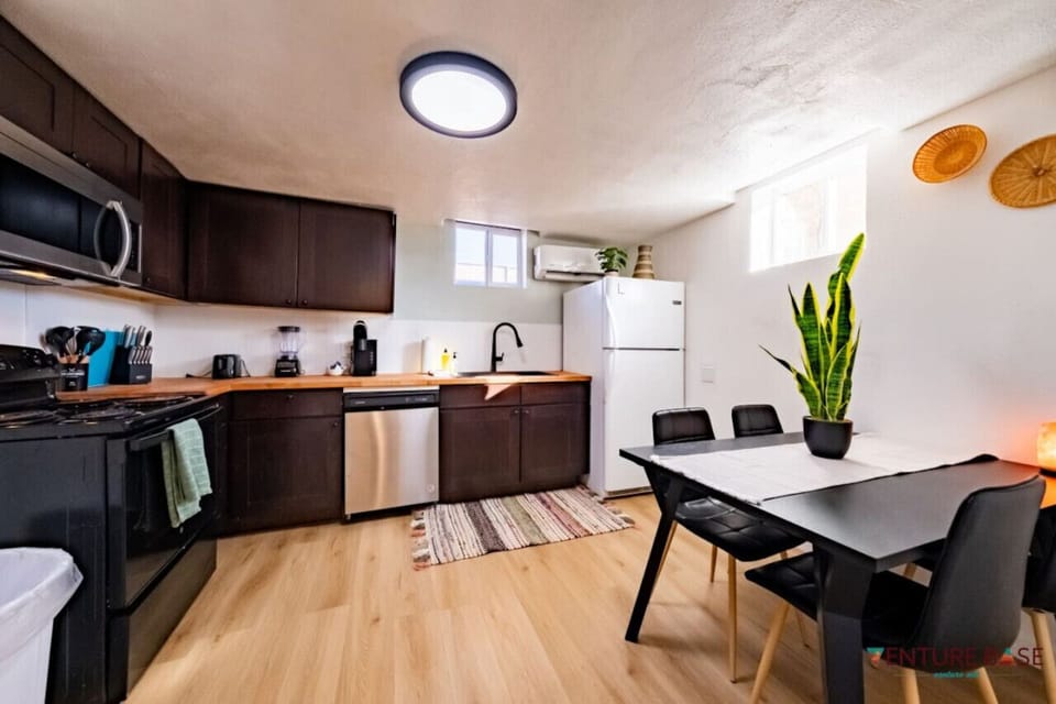 Fully equipped kitchen & dining area