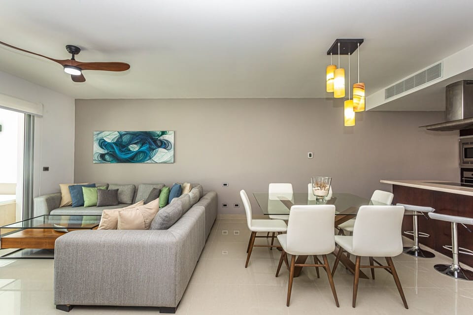 Furniture,Table,Home Decor,Dining Room,Dining Table