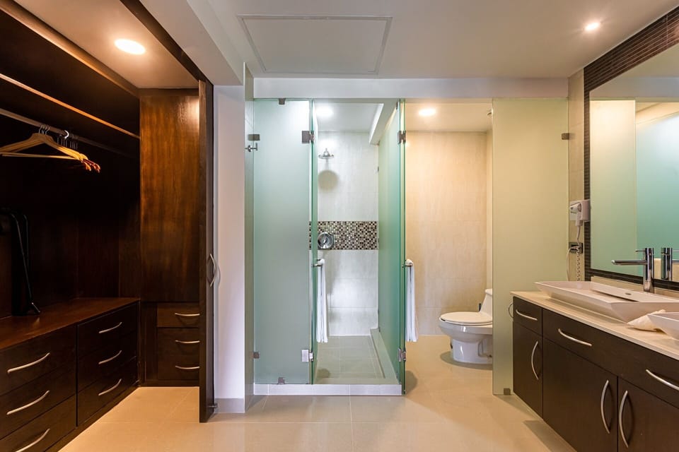 Indoors,Sink,Sink Faucet,Bathroom,Toilet
