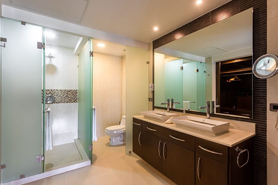 Indoors,Sink,Sink Faucet,Bathroom,Toilet
