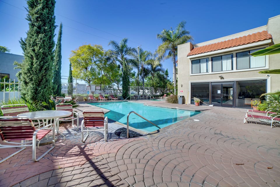 Community Pool & Spa | Outdoor Dining Areas