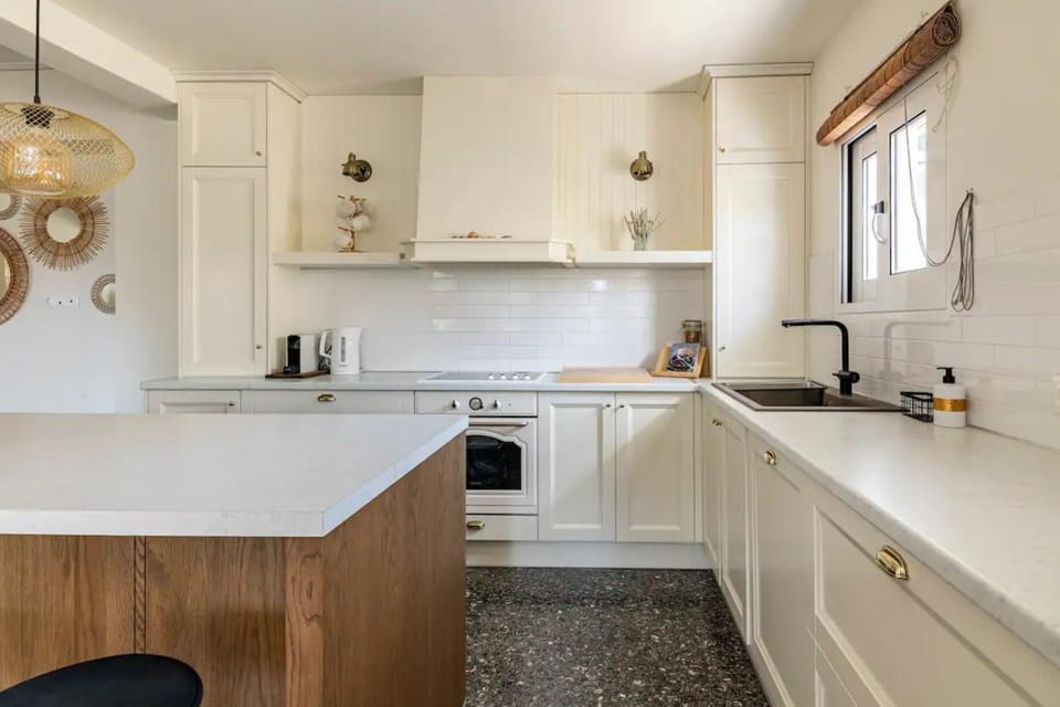 Fully equipped kitchen (2)