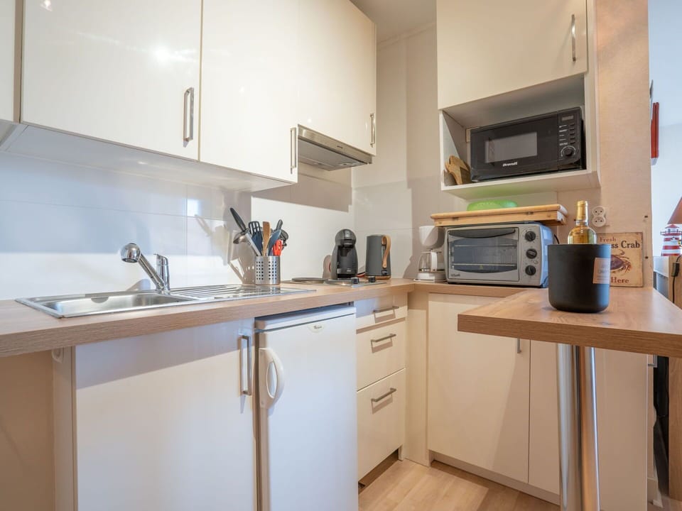 Countertop, Kitchen Sink, Cabinetry, Property, Sink, Kitchen Appliance, Kitchen, Interior Design, Home Appliance, Building