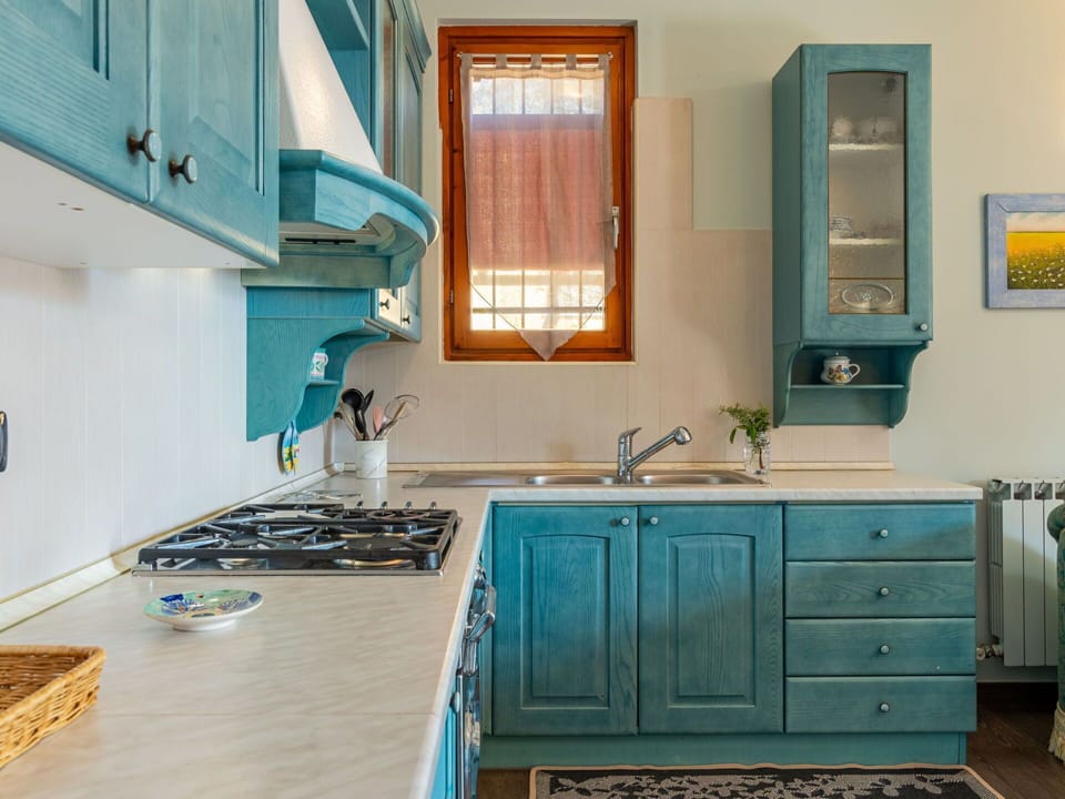 Tap, Cabinetry, Countertop, Kitchen Sink, Sink, Property, Building, Blue, Plumbing Fixture, Green