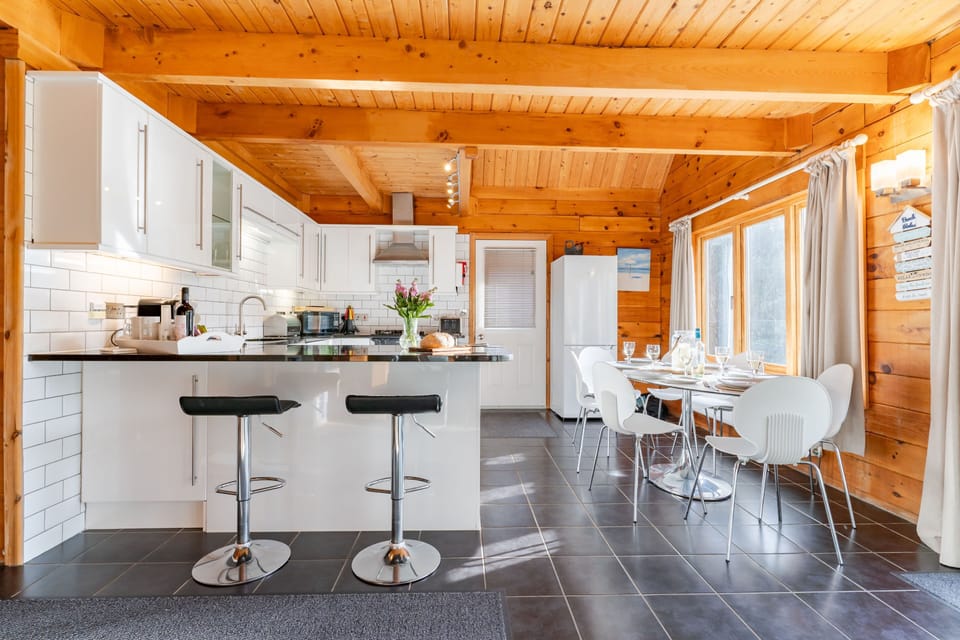 Hillview, Little Petherick, Padstow. Ground floor: Enjoy leisurely dining at the lovely breakfast bar