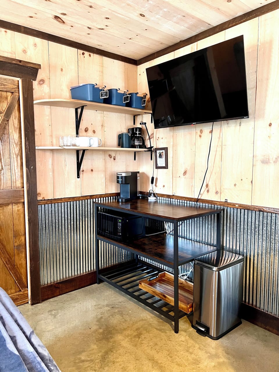 Microwave, Keurig + pods, reg coffee drip, coffee, cream & sugar. Smart TV