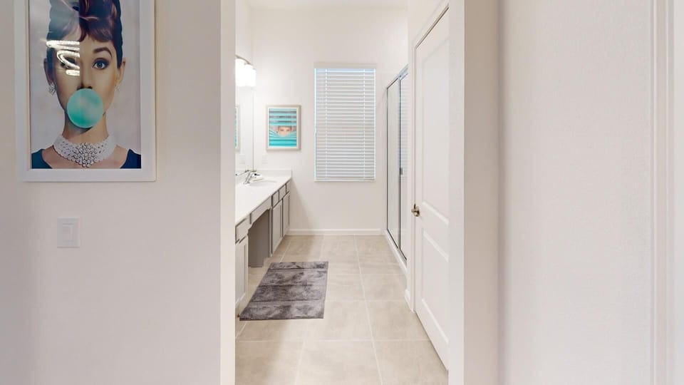 Tiffany & Co Bedroom - King Bed - Bathroom