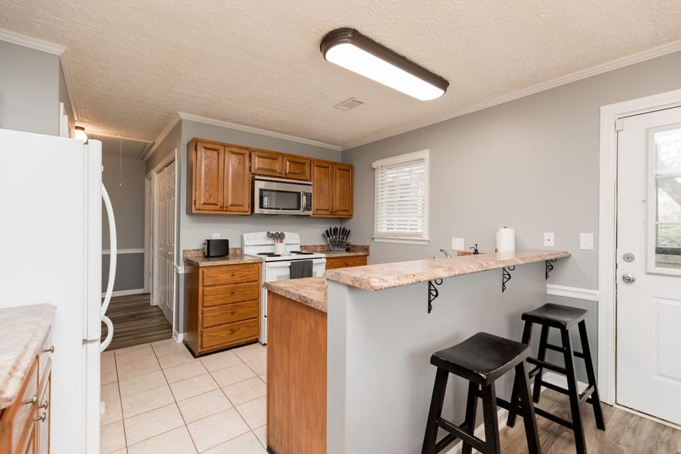 Fully Equipped Kitchen/Dining Area [Dining Table seats 4 Bar seats 2]