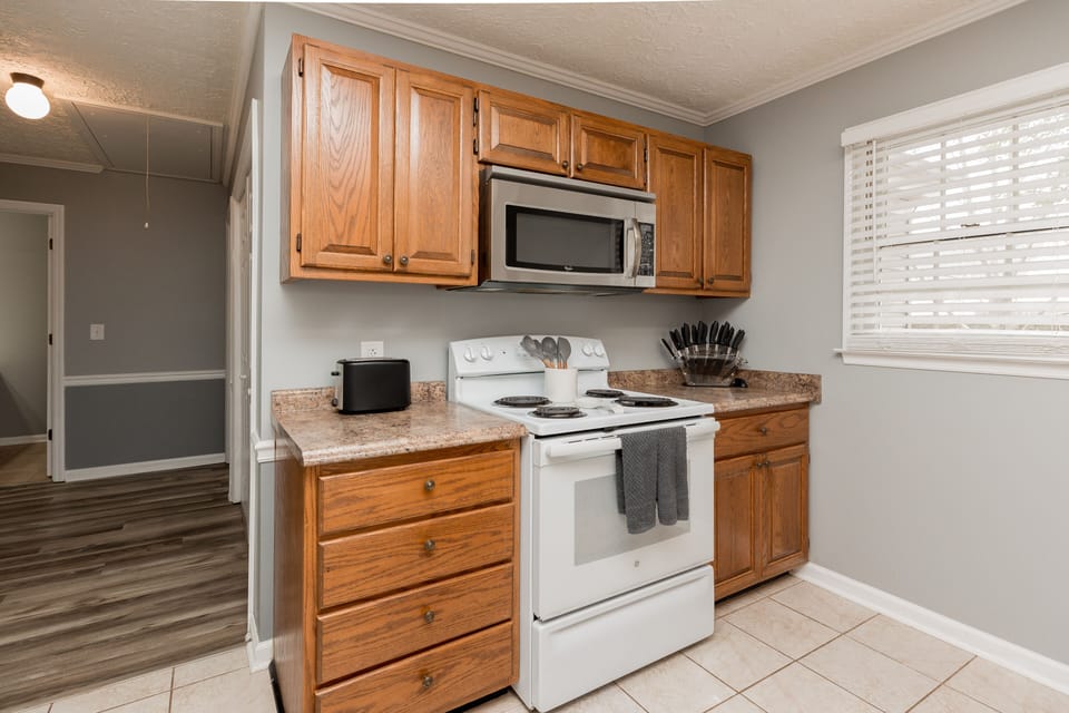 Fully Equipped Kitchen/Dining Area [Dining Table seats 4 Bar seats 2]