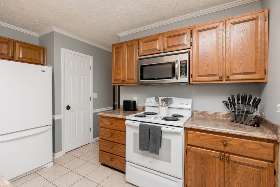 Fully Equipped Kitchen/Dining Area [Dining Table seats 4 Bar seats 2]