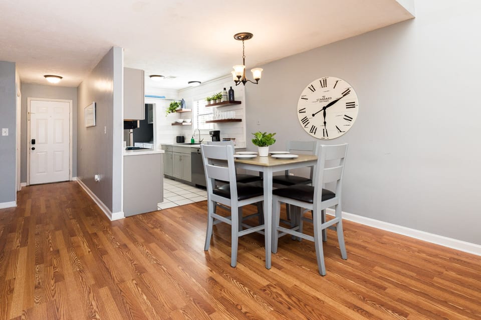 Dining Area [Seats 4]