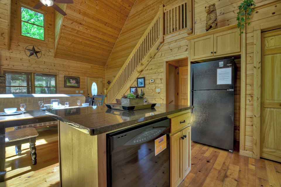 Roomy island to gather and enjoy a beverage before dinner