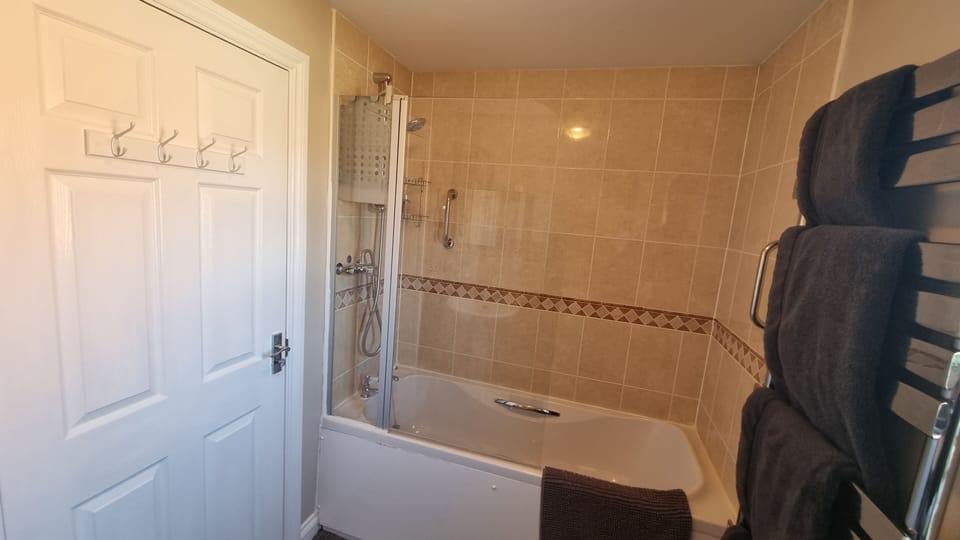 Guests Private Bathroom with over-bath shower (1)