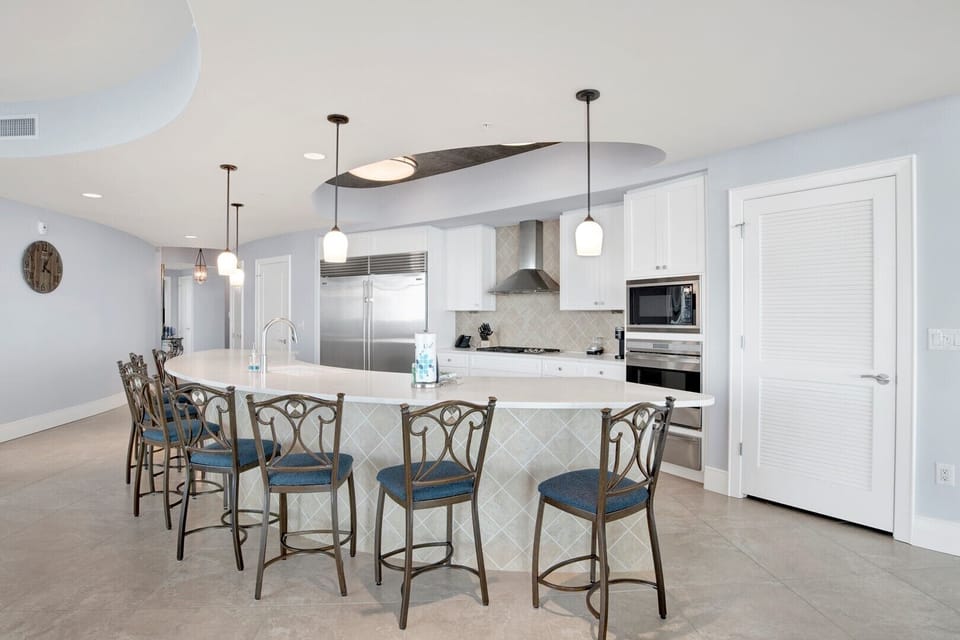 State of the Art Kitchen with Seating for 8