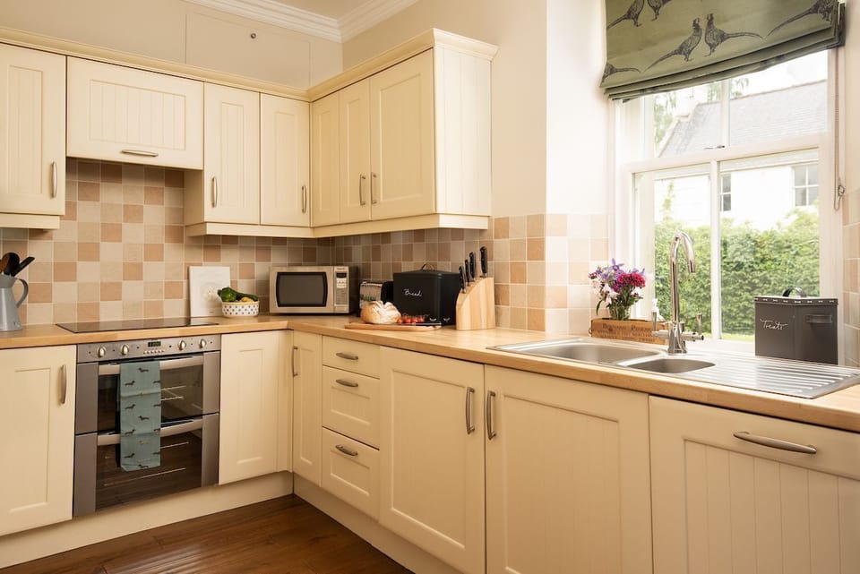 Pentland Cottage - the shaker-style kitchen