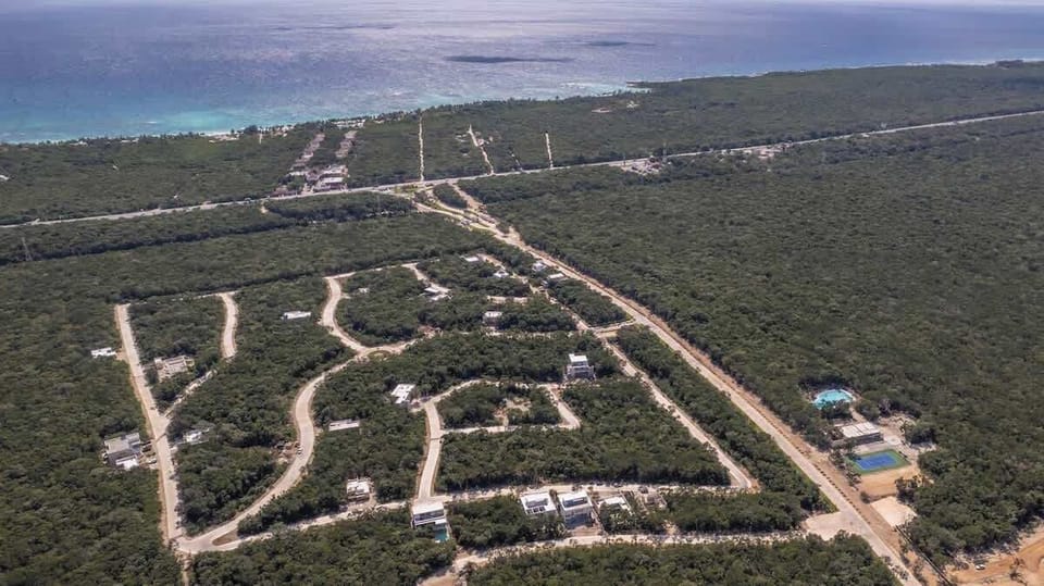 ¡A menos de 1000 metros de la playa más hermosa de toda la Riviera Maya y probablemente México! Beach club access included!