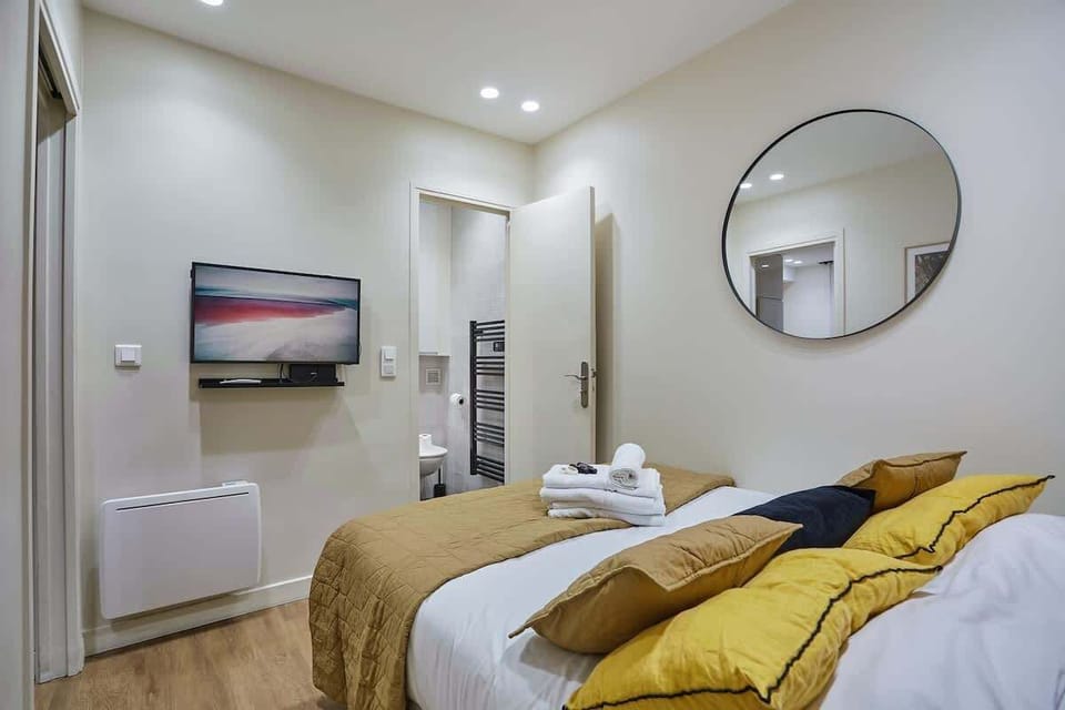 CHAMBRE A COUCHER AVEC SALLE DE BAIN ET TOILETTE