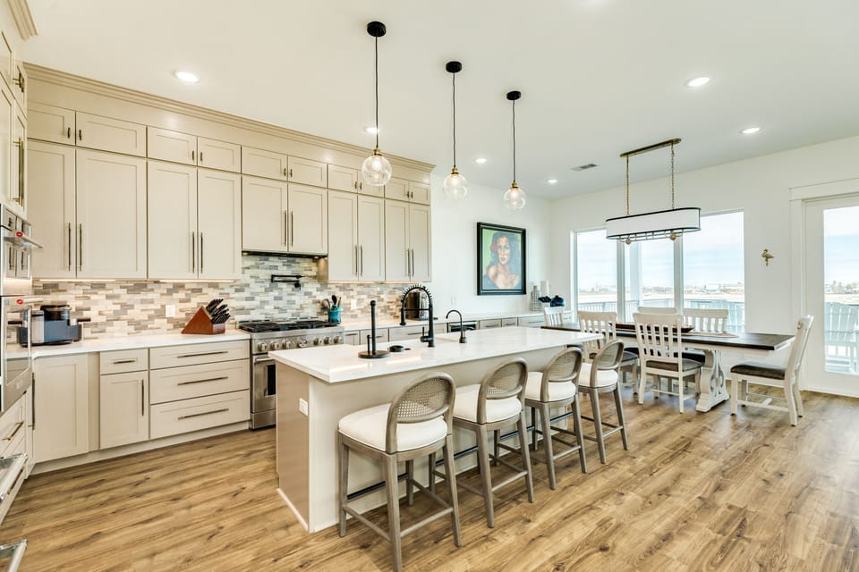 Easily serve homecooked meals to the nearby dining area