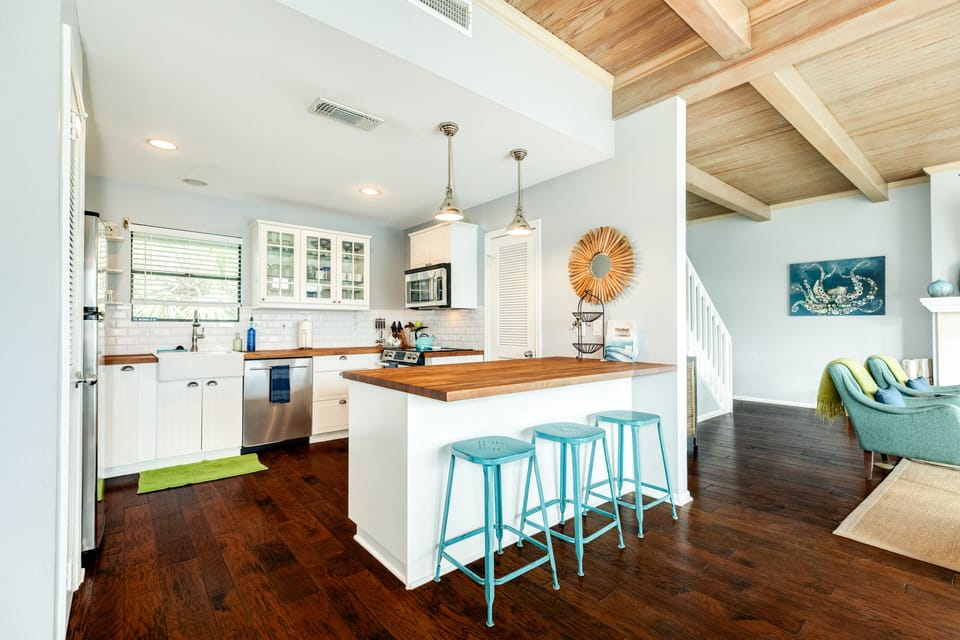 Additional seating for 3 at the adjacent breakfast bar