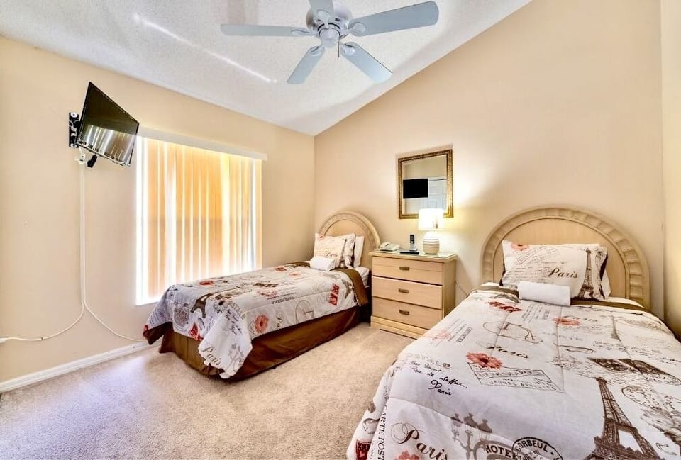 Twin bedroom with TV (2)