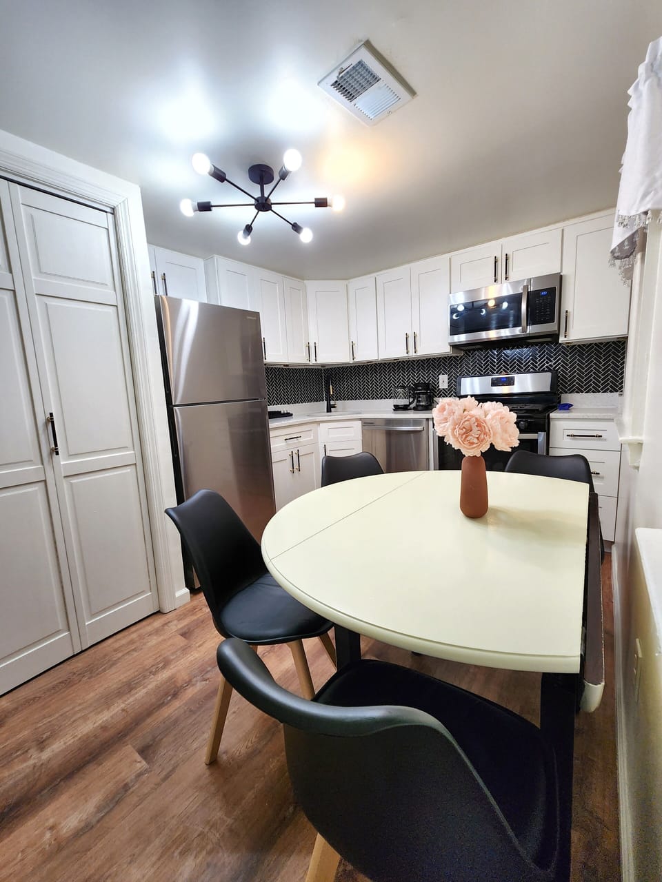 dining area seats 4