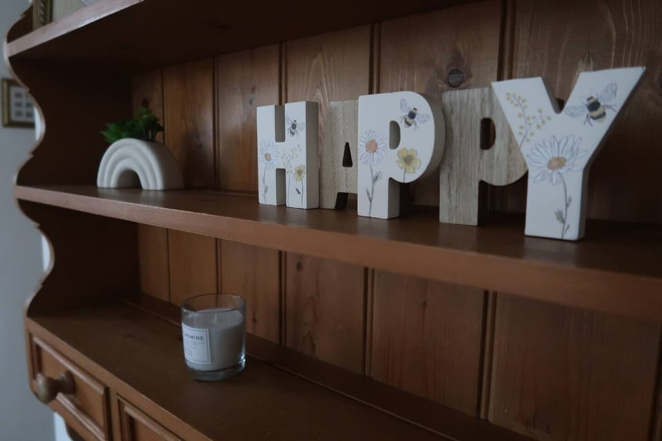 Twin Room Bookshelf