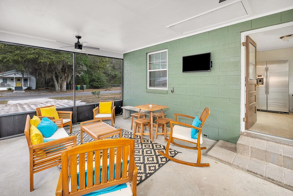 Welcome To our Beautiful Screened in Patio. With Smart TV and Cozy Furniture