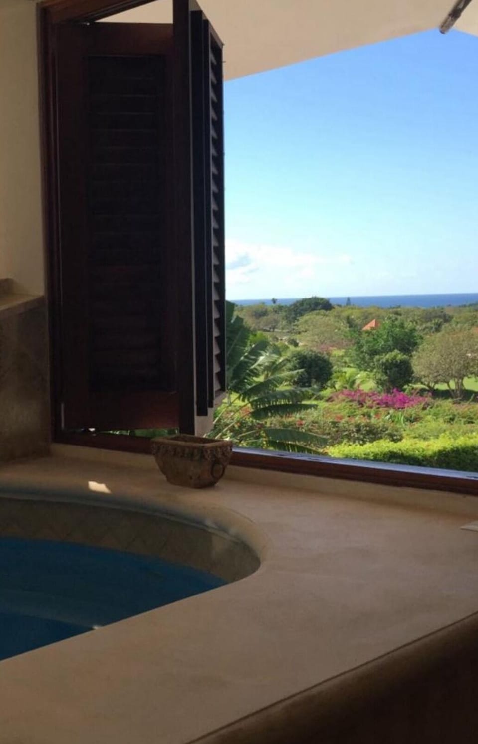 Jacuzzi in the main bedroom with ocean view. 