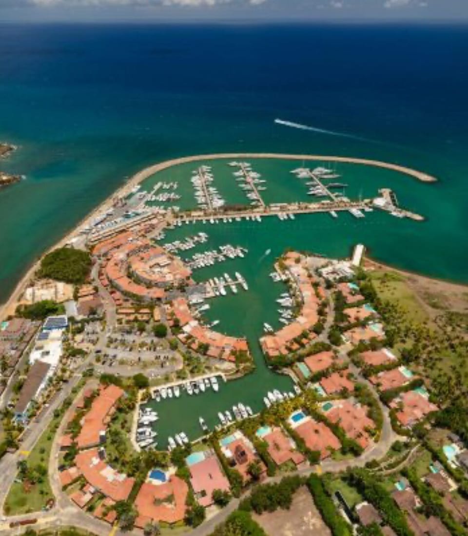 Marina Casa de Campo, Travel Guide Restaurants, Shops, by golf cart or car. 