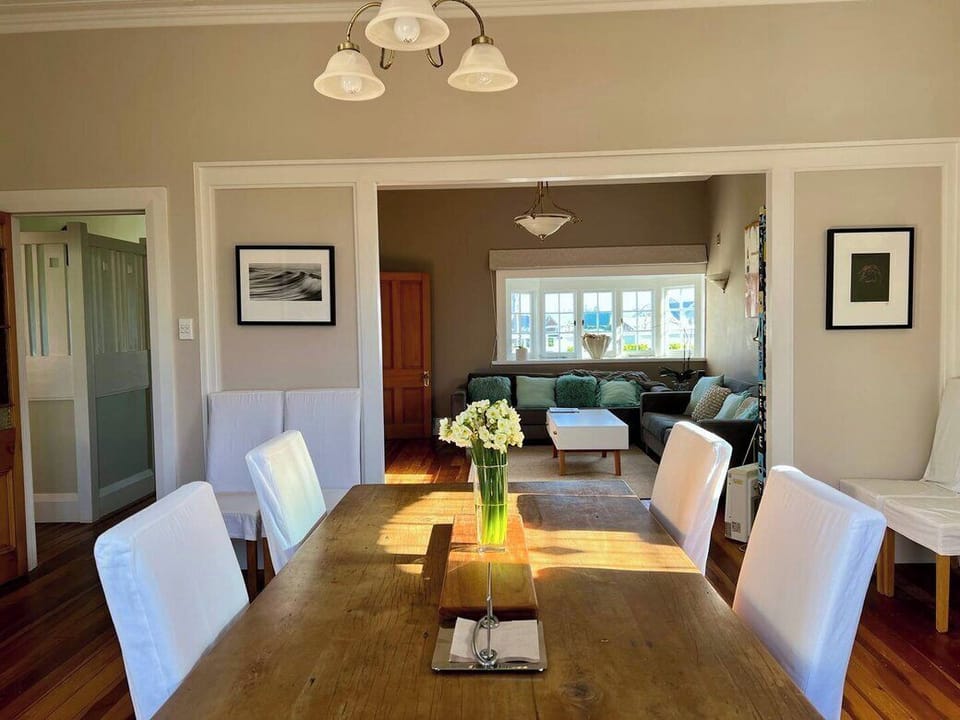 Dining area flowing into lounge