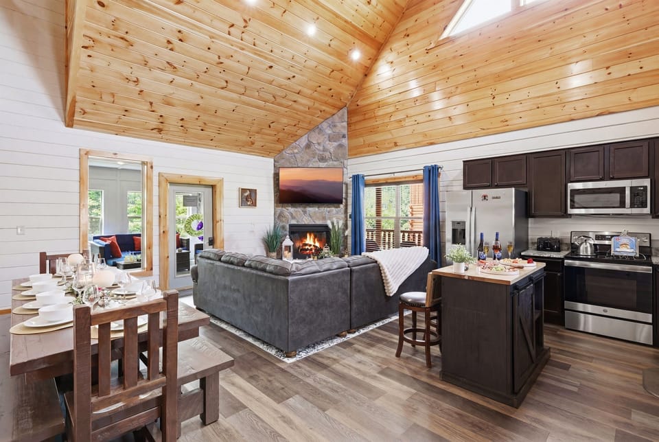 Bring the Entire Crew - Plenty of Room for All! Cabin Sleeps 12 or Up to 24 With Cabin Next Door (Smoky Bear Splash)