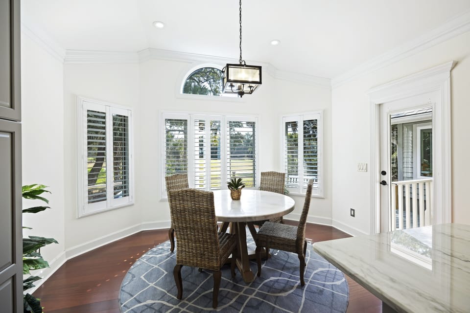Eat-In Kitchen Table for 4 Guests