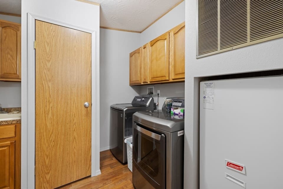 Washer & Dryer w/ utility sink