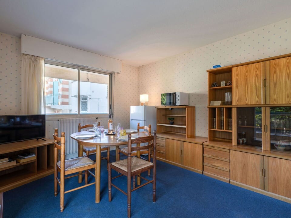 Apartment, Interior Design, Room, Furniture, Flooring, Ceiling, Floor, Cabinetry, Cupboard, Drawer