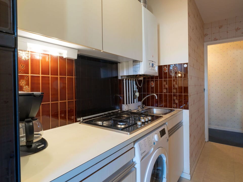 Kitchen Appliance, Kitchen, Major Appliance, Countertop, Kitchen Stove, Interior Design, Flooring, Wood, Ceiling, Gas Stove