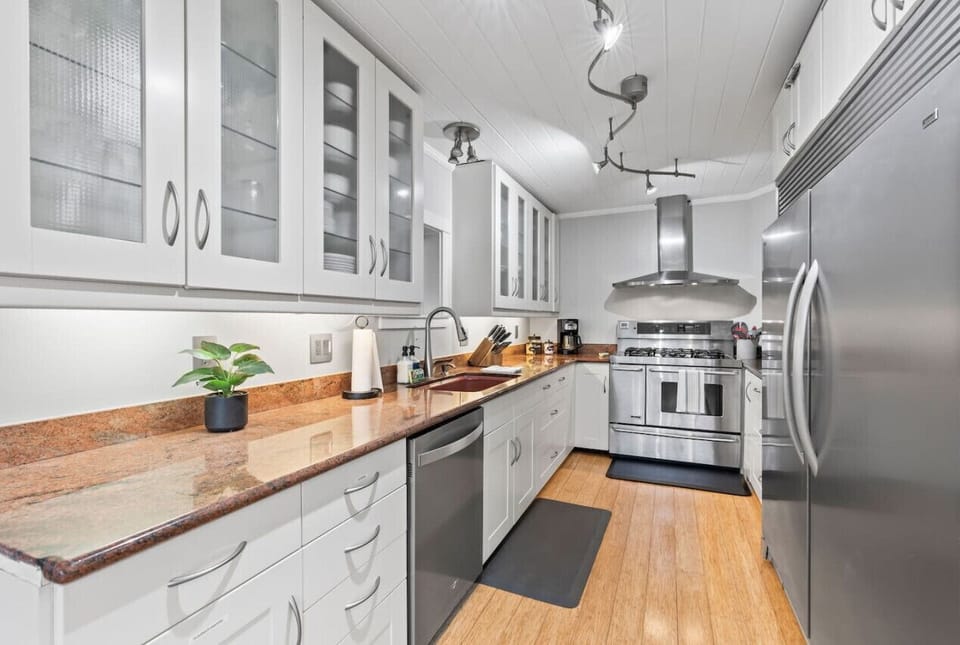 Large galley kitchen to prepare your meals!