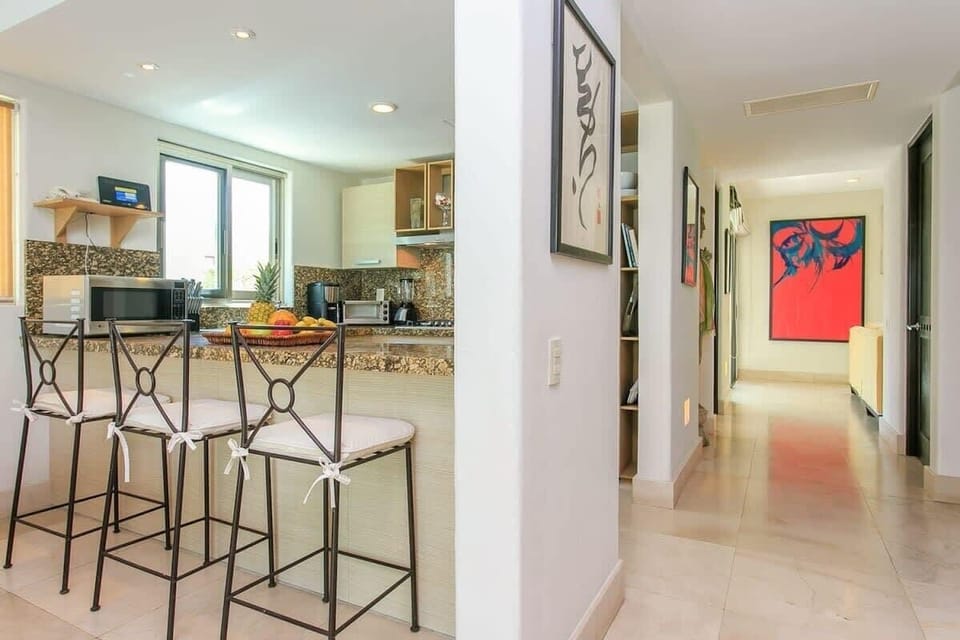 Breakfast bar seating at kitchen counter