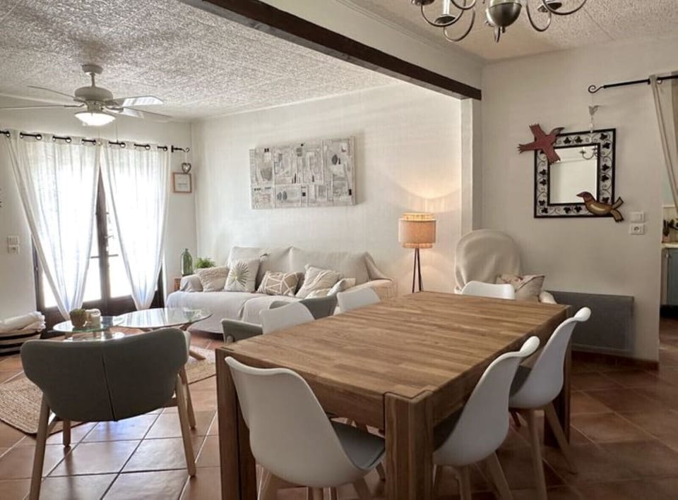 Holiday rental SAINT-RÉMY-DE-PROVENCE, house to rent with all comfort, dining room for 10 people. Online reservation with Plaisirs & Maisons de Provence
