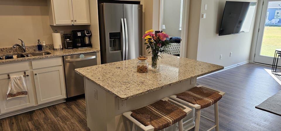 Brand new Kitchen, huge pantry, coffee station.  Fully loaded kitchen!!