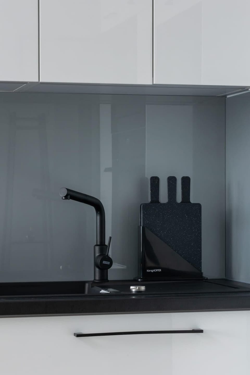 Fully equipped kitchenette.