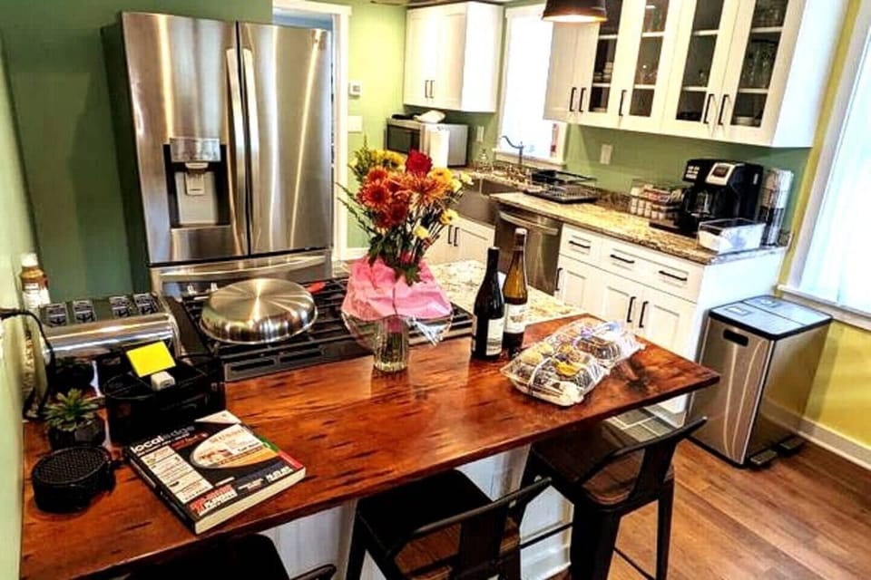 Front Cottage Kitchen & Bar. Filtered water dispenser and ice maker, steam dishwasher, gas stove, lighted exhaust stove hood. Microwave, 4-slice toaster, electric kettle, non-stick, stainless and cast-iron cookware.