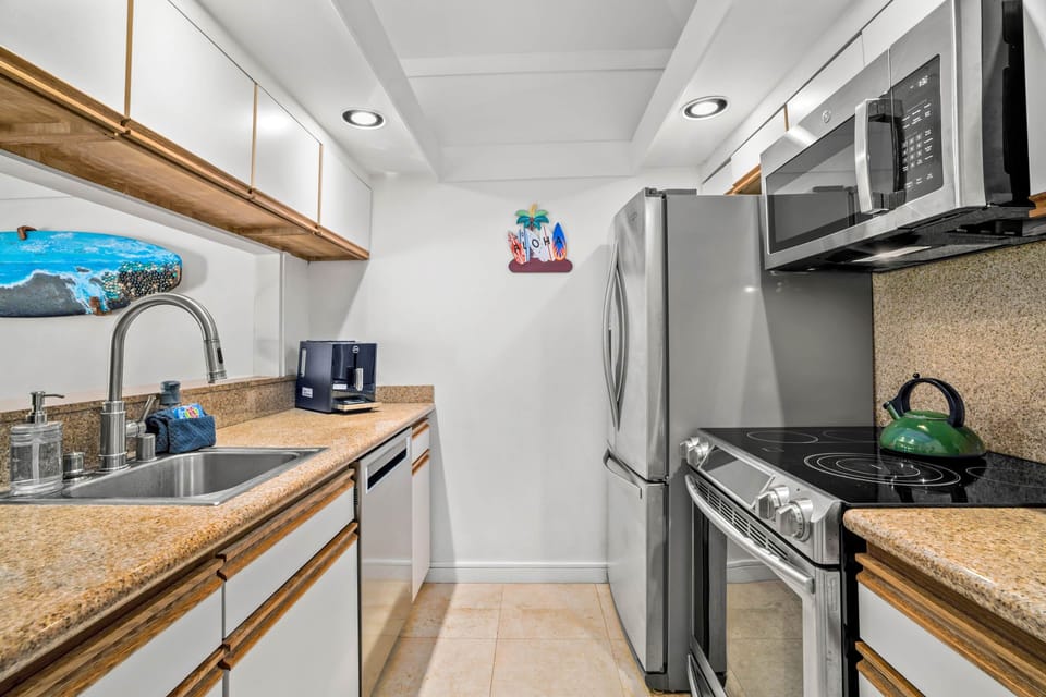 Bright kitchen with granite countertops and modern appliances. Who wouldn't love to cook here?