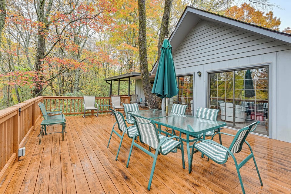 Upper Deck | Outdoor Dining Area | Gas Grill