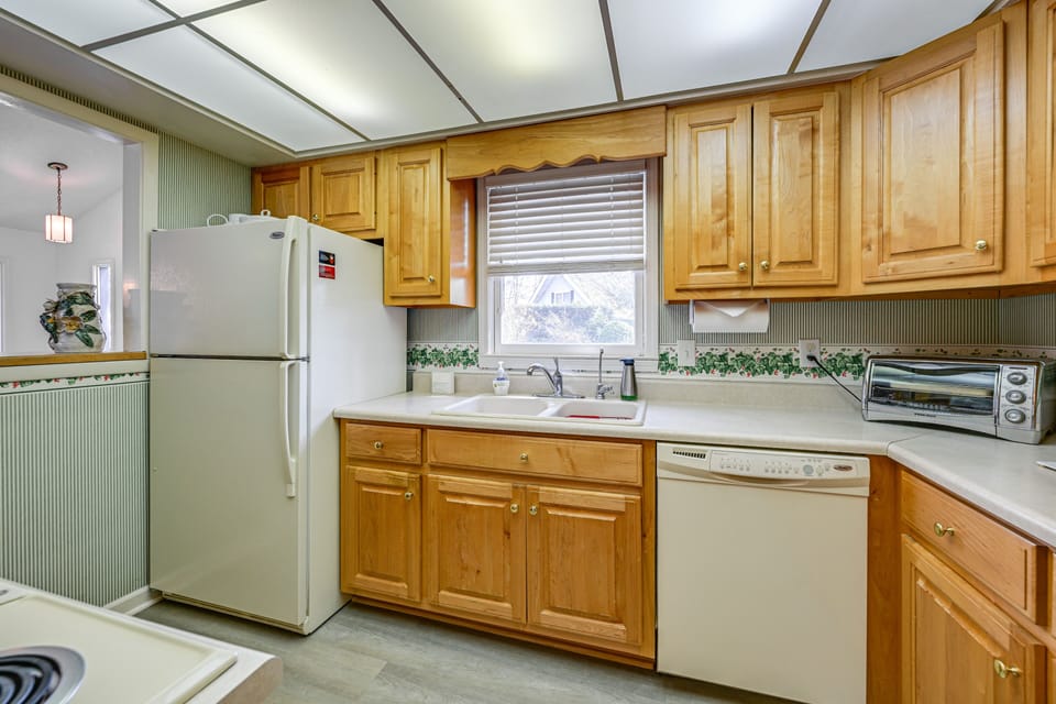 Kitchen | Main Level | Keurig Coffee Maker | Dishwasher | Toaster Oven
