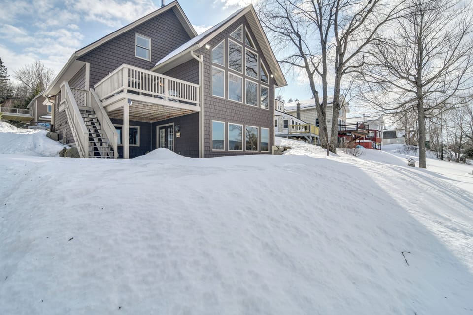 Apartment Exterior | Driveway Parking (2 Vehicles)
