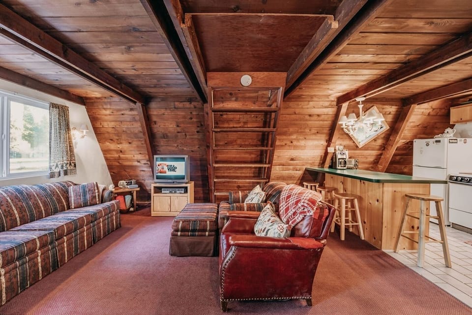 Indoors, Hardwood, Stained Wood, Screen, Furniture