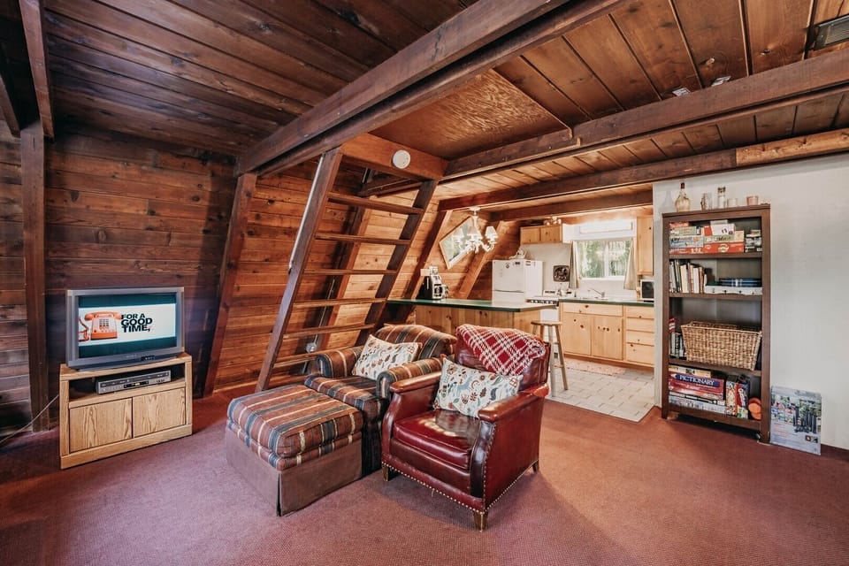 Indoors, Screen, TV, Hardwood, Furniture